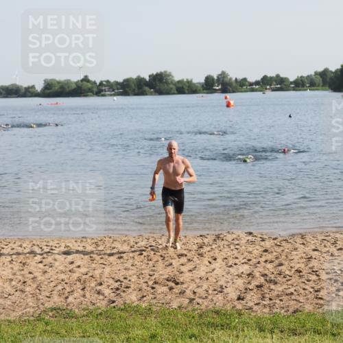 21.06.2025 - 27. Vierlanden-Triathlon MichiJ http://msf.ph/oto/7974548 15.06.2026 08:39:55 Schwimmen 3 meine-sportfotos.de