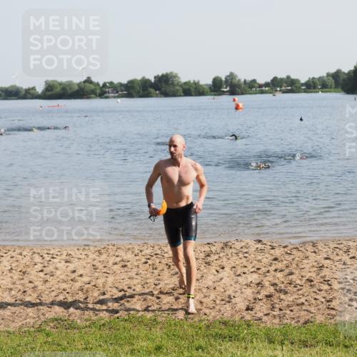 21.06.2025 - 27. Vierlanden-Triathlon MichiJ http://msf.ph/oto/7974602 15.06.2026 08:39:56 Schwimmen 3 meine-sportfotos.de