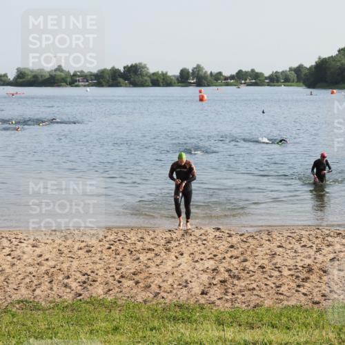 21.06.2025 - 27. Vierlanden-Triathlon MichiJ http://msf.ph/oto/7974612 15.06.2026 08:40:12 Schwimmen 67, 82 meine-sportfotos.de