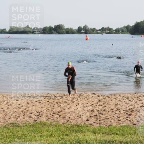 21.06.2025 - 27. Vierlanden-Triathlon MichiJ http://msf.ph/oto/7974651 15.06.2026 08:40:13 Schwimmen 67, 82 meine-sportfotos.de