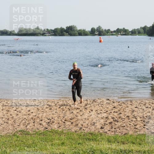 21.06.2025 - 27. Vierlanden-Triathlon MichiJ http://msf.ph/oto/7974663 15.06.2026 08:40:14 Schwimmen 67, 82 meine-sportfotos.de