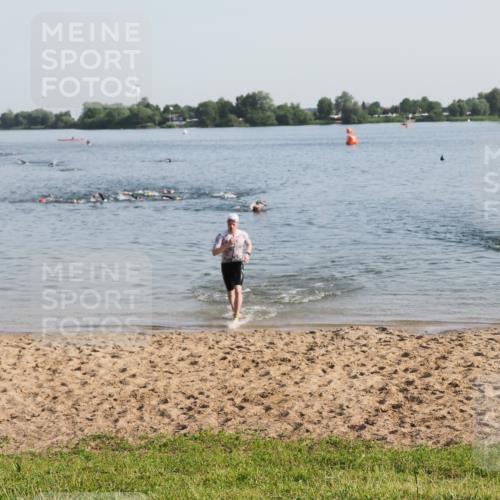 21.06.2025 - 27. Vierlanden-Triathlon MichiJ http://msf.ph/oto/7974751 15.06.2026 08:40:30 Schwimmen 7 meine-sportfotos.de