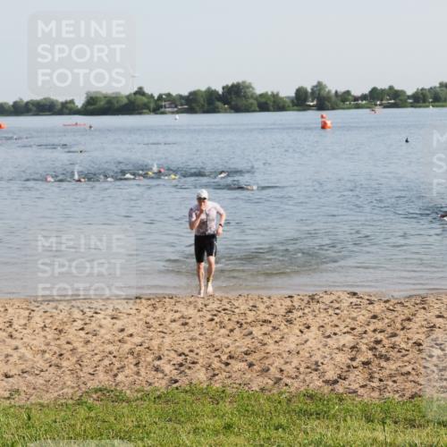 21.06.2025 - 27. Vierlanden-Triathlon MichiJ http://msf.ph/oto/7974775 15.06.2026 08:40:31 Schwimmen 7 meine-sportfotos.de
