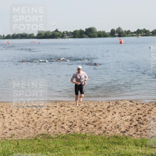 21.06.2025 - 27. Vierlanden-Triathlon MichiJ http://msf.ph/oto/7974786 15.06.2026 08:40:31 Schwimmen 7 meine-sportfotos.de
