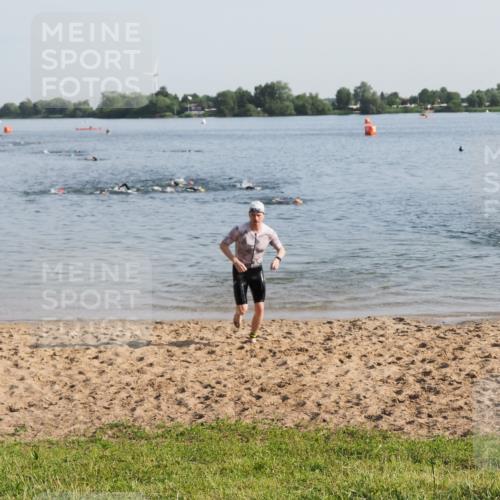 21.06.2025 - 27. Vierlanden-Triathlon MichiJ http://msf.ph/oto/7974800 15.06.2026 08:40:32 Schwimmen 7 meine-sportfotos.de