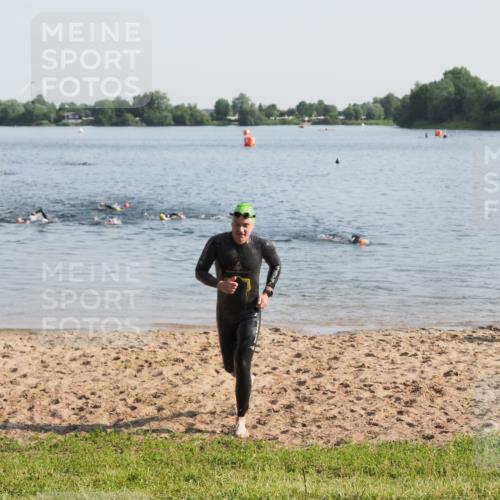 21.06.2025 - 27. Vierlanden-Triathlon MichiJ http://msf.ph/oto/7974938 15.06.2026 08:40:43 Schwimmen 5 meine-sportfotos.de