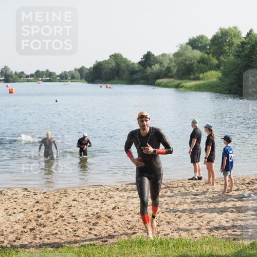 21.06.2025 - 27. Vierlanden-Triathlon MichiJ http://msf.ph/oto/7975006 15.06.2026 08:40:59 Schwimmen 99, 114, 129 meine-sportfotos.de