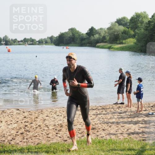 21.06.2025 - 27. Vierlanden-Triathlon MichiJ http://msf.ph/oto/7975033 15.06.2026 08:41:00 Schwimmen 99, 114, 129, 147 meine-sportfotos.de
