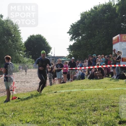 15.06.2025 - 27. Vierlanden-Triathlon KatJ http://msf.ph/oto/7975116 15.06.2025 08:29:23 Schwimmen 4, 51 meine-sportfotos.de