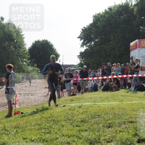 15.06.2025 - 27. Vierlanden-Triathlon KatJ http://msf.ph/oto/7975122 15.06.2025 08:29:23 Schwimmen 4, 51 meine-sportfotos.de