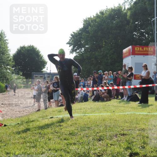 15.06.2025 - 27. Vierlanden-Triathlon KatJ http://msf.ph/oto/7975127 15.06.2025 08:29:24 Schwimmen 4, 51 meine-sportfotos.de