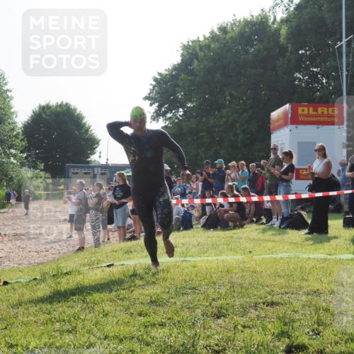15.06.2025 - 27. Vierlanden-Triathlon KatJ http://msf.ph/oto/7975131 15.06.2025 08:29:24 Schwimmen 4, 51 meine-sportfotos.de