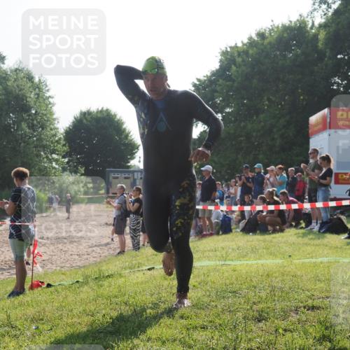 15.06.2025 - 27. Vierlanden-Triathlon KatJ http://msf.ph/oto/7975162 15.06.2025 08:29:25 Schwimmen 4, 51 meine-sportfotos.de