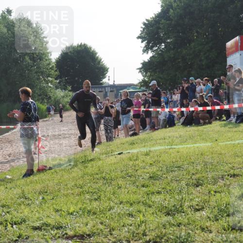 15.06.2025 - 27. Vierlanden-Triathlon KatJ http://msf.ph/oto/7975178 15.06.2025 08:29:28 Schwimmen 4, 51 meine-sportfotos.de