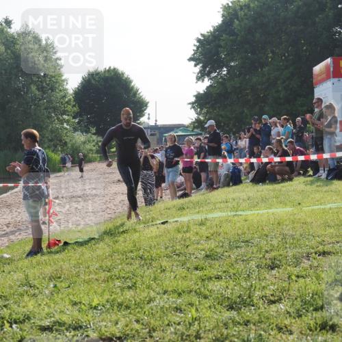 15.06.2025 - 27. Vierlanden-Triathlon KatJ http://msf.ph/oto/7975185 15.06.2025 08:29:28 Schwimmen 4, 51 meine-sportfotos.de
