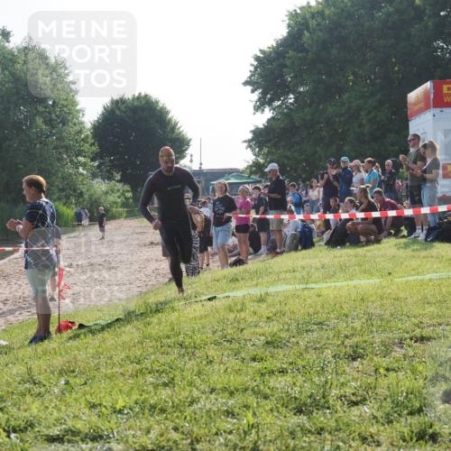 15.06.2025 - 27. Vierlanden-Triathlon KatJ http://msf.ph/oto/7975190 15.06.2025 08:29:28 Schwimmen 4, 51 meine-sportfotos.de