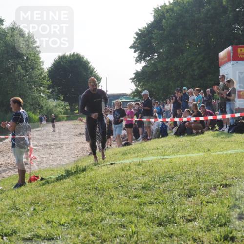 15.06.2025 - 27. Vierlanden-Triathlon KatJ http://msf.ph/oto/7975195 15.06.2025 08:29:28 Schwimmen 4, 51 meine-sportfotos.de