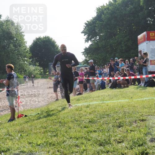15.06.2025 - 27. Vierlanden-Triathlon KatJ http://msf.ph/oto/7975205 15.06.2025 08:29:28 Schwimmen 4, 51 meine-sportfotos.de