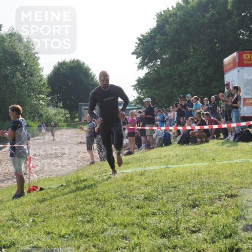 15.06.2025 - 27. Vierlanden-Triathlon KatJ http://msf.ph/oto/7975209 15.06.2025 08:29:29 Schwimmen 4, 51 meine-sportfotos.de