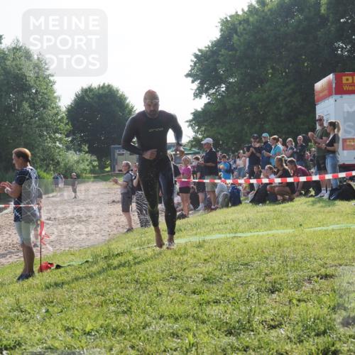 15.06.2025 - 27. Vierlanden-Triathlon KatJ http://msf.ph/oto/7975216 15.06.2025 08:29:29 Schwimmen 4, 51 meine-sportfotos.de