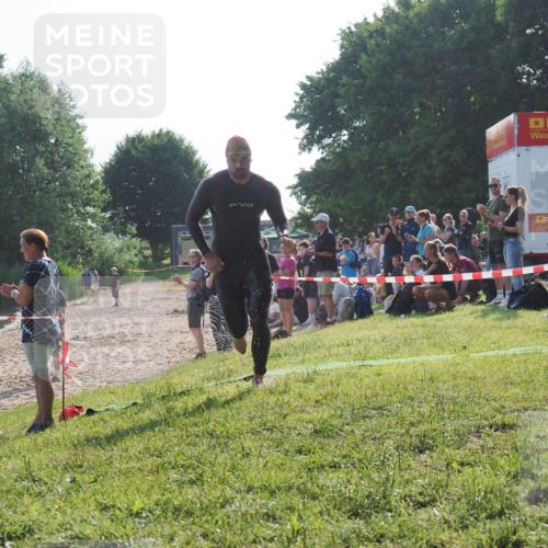 15.06.2025 - 27. Vierlanden-Triathlon KatJ http://msf.ph/oto/7975221 15.06.2025 08:29:29 Schwimmen 4, 51 meine-sportfotos.de
