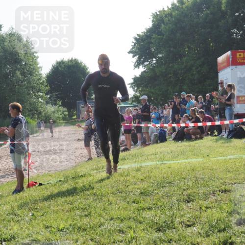 15.06.2025 - 27. Vierlanden-Triathlon KatJ http://msf.ph/oto/7975227 15.06.2025 08:29:29 Schwimmen 4, 51 meine-sportfotos.de