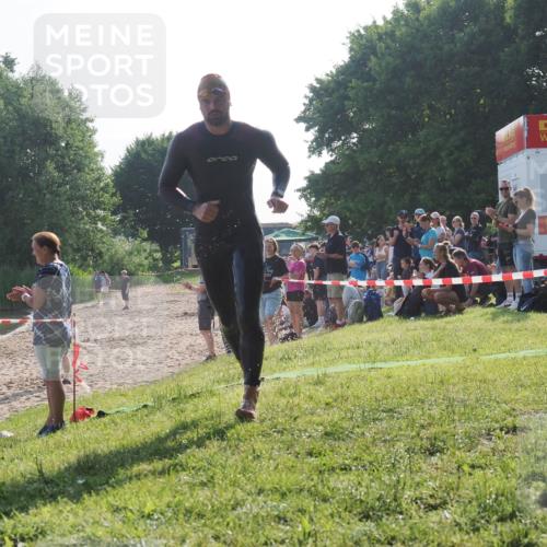15.06.2025 - 27. Vierlanden-Triathlon KatJ http://msf.ph/oto/7975237 15.06.2025 08:29:29 Schwimmen 4, 51 meine-sportfotos.de