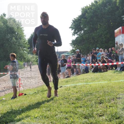 15.06.2025 - 27. Vierlanden-Triathlon KatJ http://msf.ph/oto/7975247 15.06.2025 08:29:30 Schwimmen 4, 51 meine-sportfotos.de
