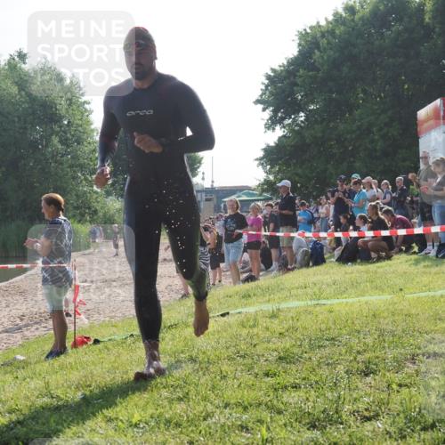 15.06.2025 - 27. Vierlanden-Triathlon KatJ http://msf.ph/oto/7975250 15.06.2025 08:29:30 Schwimmen 4, 51 meine-sportfotos.de