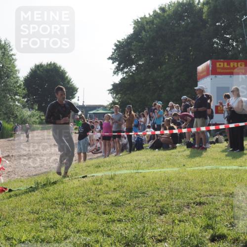15.06.2025 - 27. Vierlanden-Triathlon KatJ http://msf.ph/oto/7975281 15.06.2025 08:30:25 Schwimmen 37 meine-sportfotos.de