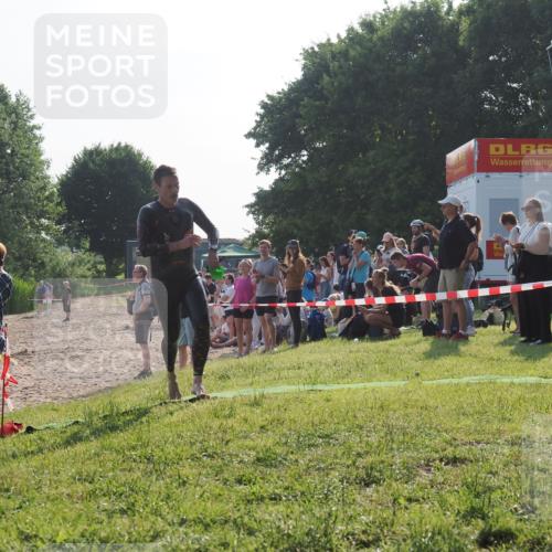 15.06.2025 - 27. Vierlanden-Triathlon KatJ http://msf.ph/oto/7975284 15.06.2025 08:30:26 Schwimmen 37 meine-sportfotos.de