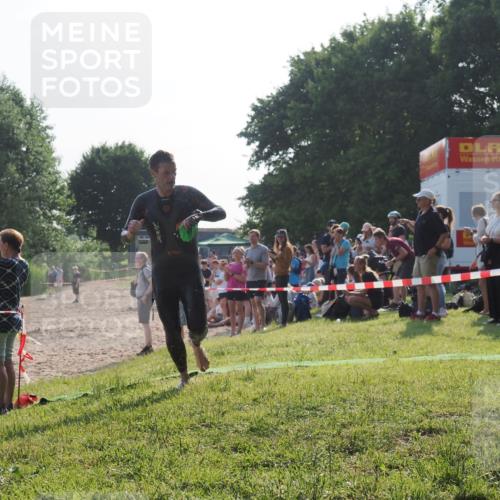 15.06.2025 - 27. Vierlanden-Triathlon KatJ http://msf.ph/oto/7975305 15.06.2025 08:30:26 Schwimmen 37 meine-sportfotos.de