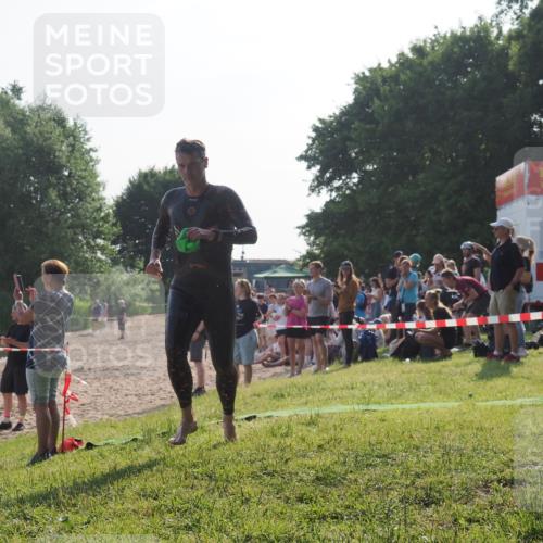 15.06.2025 - 27. Vierlanden-Triathlon KatJ http://msf.ph/oto/7975315 15.06.2025 08:30:27 Schwimmen 17, 37 meine-sportfotos.de