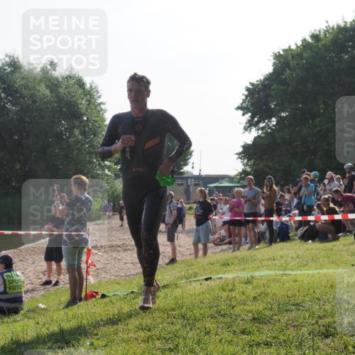 15.06.2025 - 27. Vierlanden-Triathlon KatJ http://msf.ph/oto/7975327 15.06.2025 08:30:27 Schwimmen 17, 37 meine-sportfotos.de