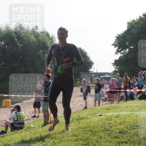 15.06.2025 - 27. Vierlanden-Triathlon KatJ http://msf.ph/oto/7975336 15.06.2025 08:30:27 Schwimmen 17, 37 meine-sportfotos.de