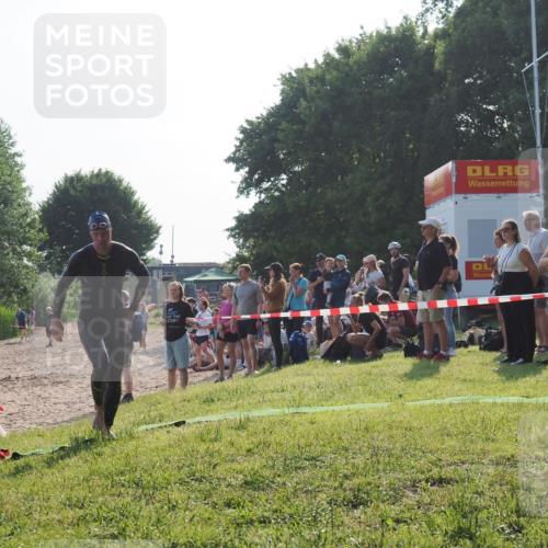 15.06.2025 - 27. Vierlanden-Triathlon KatJ http://msf.ph/oto/7975366 15.06.2025 08:30:34 Schwimmen 17, 37 meine-sportfotos.de