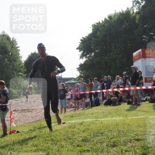 15.06.2025 - 27. Vierlanden-Triathlon KatJ http://msf.ph/oto/7975384 15.06.2025 08:30:35 Schwimmen 17, 37 meine-sportfotos.de