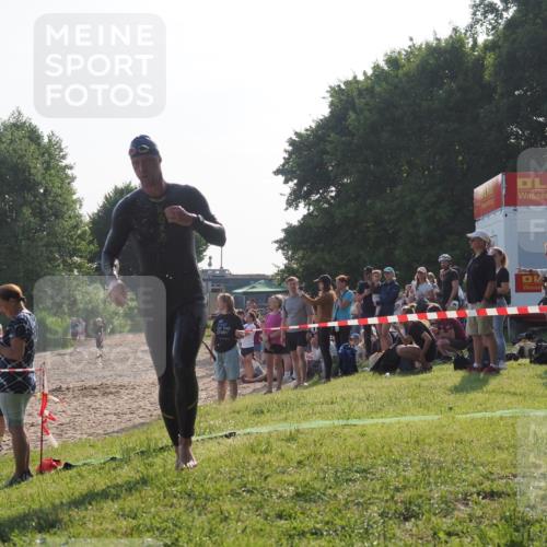 15.06.2025 - 27. Vierlanden-Triathlon KatJ http://msf.ph/oto/7975391 15.06.2025 08:30:35 Schwimmen 17, 37 meine-sportfotos.de