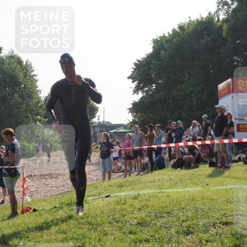 15.06.2025 - 27. Vierlanden-Triathlon KatJ http://msf.ph/oto/7975395 15.06.2025 08:30:35 Schwimmen 17, 37 meine-sportfotos.de
