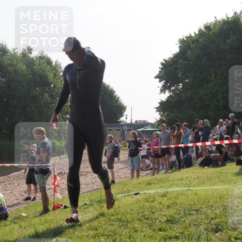 15.06.2025 - 27. Vierlanden-Triathlon KatJ http://msf.ph/oto/7975409 15.06.2025 08:30:35 Schwimmen 17, 37 meine-sportfotos.de