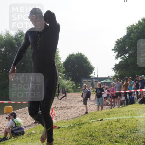 15.06.2025 - 27. Vierlanden-Triathlon KatJ http://msf.ph/oto/7975435 15.06.2025 08:30:36 Schwimmen 17 meine-sportfotos.de