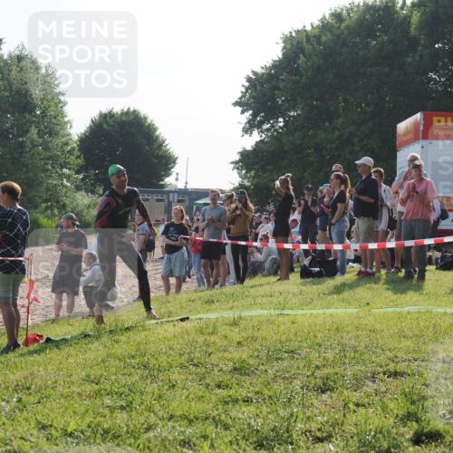 15.06.2025 - 27. Vierlanden-Triathlon KatJ http://msf.ph/oto/7975458 15.06.2025 08:31:42 Schwimmen 63 meine-sportfotos.de