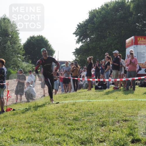 15.06.2025 - 27. Vierlanden-Triathlon KatJ http://msf.ph/oto/7975462 15.06.2025 08:31:43 Schwimmen 63 meine-sportfotos.de