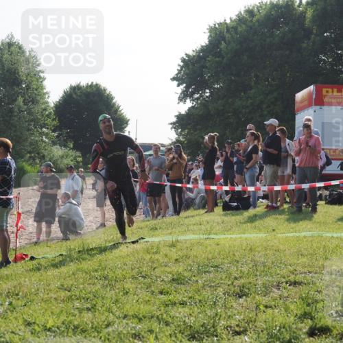 15.06.2025 - 27. Vierlanden-Triathlon KatJ http://msf.ph/oto/7975467 15.06.2025 08:31:43 Schwimmen 63 meine-sportfotos.de