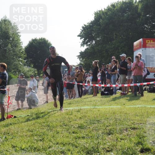 15.06.2025 - 27. Vierlanden-Triathlon KatJ http://msf.ph/oto/7975478 15.06.2025 08:31:43 Schwimmen 63 meine-sportfotos.de