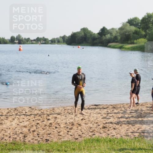 21.06.2025 - 27. Vierlanden-Triathlon MichiJ http://msf.ph/oto/7975483 15.06.2026 08:41:44 Schwimmen 122 meine-sportfotos.de
