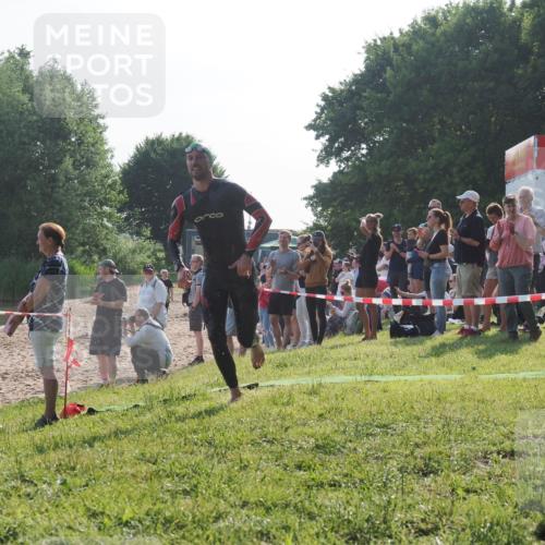 15.06.2025 - 27. Vierlanden-Triathlon KatJ http://msf.ph/oto/7975487 15.06.2025 08:31:43 Schwimmen 63 meine-sportfotos.de