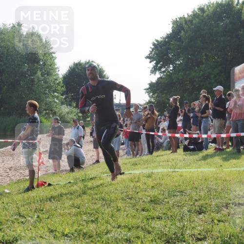 15.06.2025 - 27. Vierlanden-Triathlon KatJ http://msf.ph/oto/7975492 15.06.2025 08:31:44 Schwimmen 63 meine-sportfotos.de