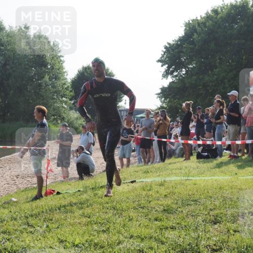 15.06.2025 - 27. Vierlanden-Triathlon KatJ http://msf.ph/oto/7975497 15.06.2025 08:31:44 Schwimmen 63 meine-sportfotos.de