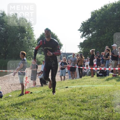 15.06.2025 - 27. Vierlanden-Triathlon KatJ http://msf.ph/oto/7975502 15.06.2025 08:31:44 Schwimmen 63 meine-sportfotos.de